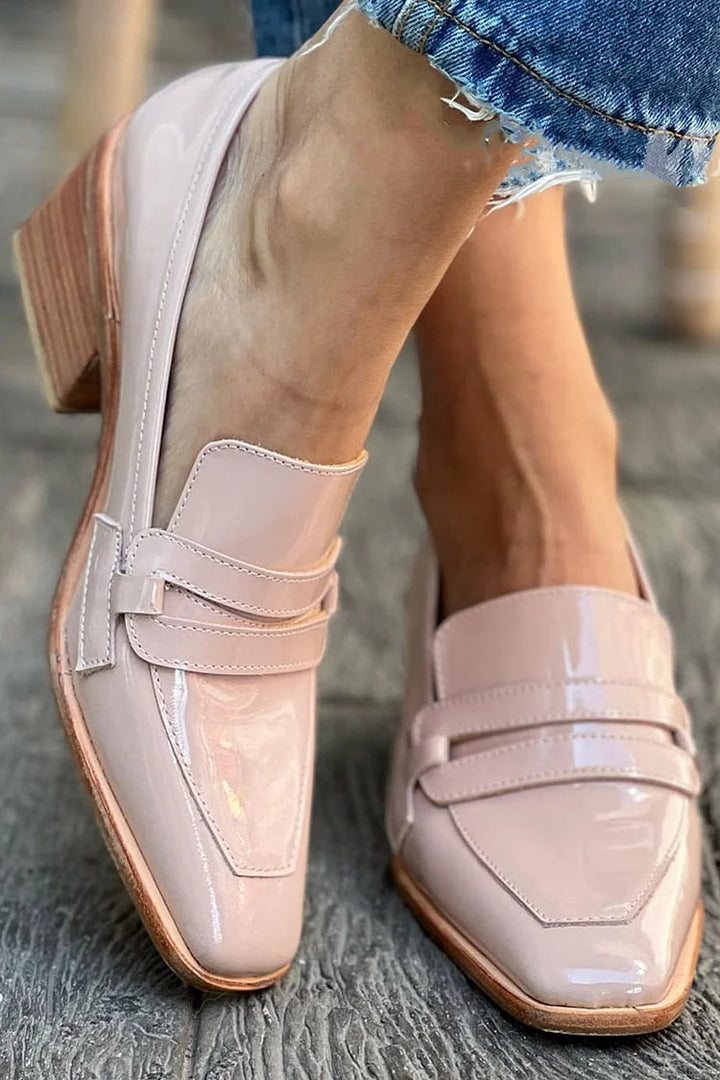 MOCCASINS MIT BREITEM, GLÄNZENDEM ABSATZ