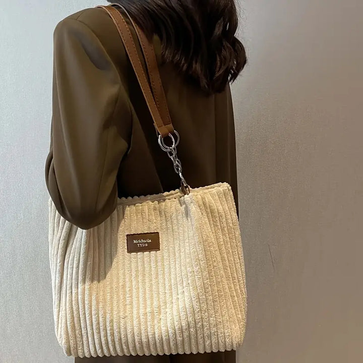 Alvhilde | Weiche gerippte Tasche mit stylischer Metallkette