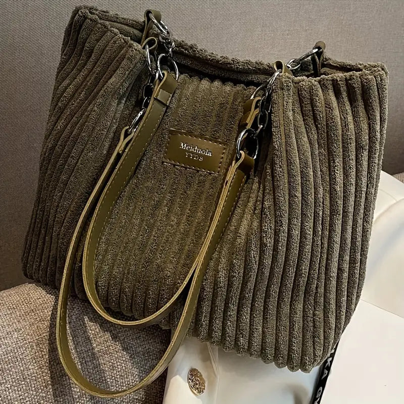 Alvhilde | Weiche gerippte Tasche mit stylischer Metallkette