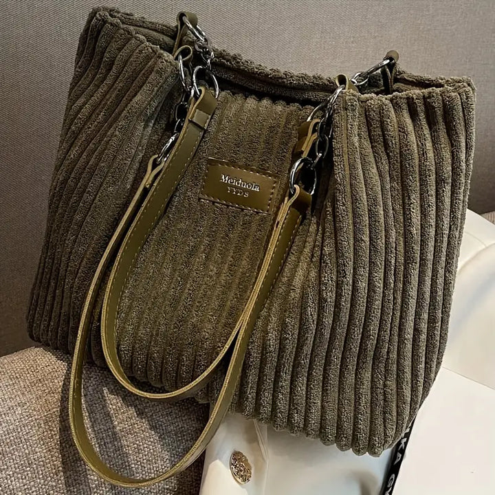 Alvhilde | Weiche gerippte Tasche mit stylischer Metallkette