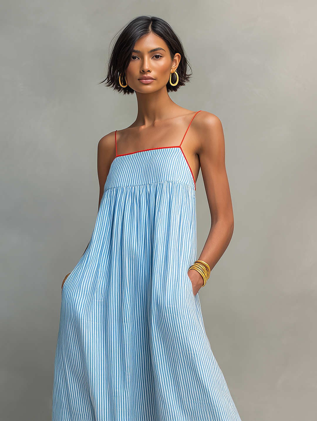 Minimalistisches, gestreiftes Maxikleid für Damen mit roten Akzenten und Spaghettiträgern