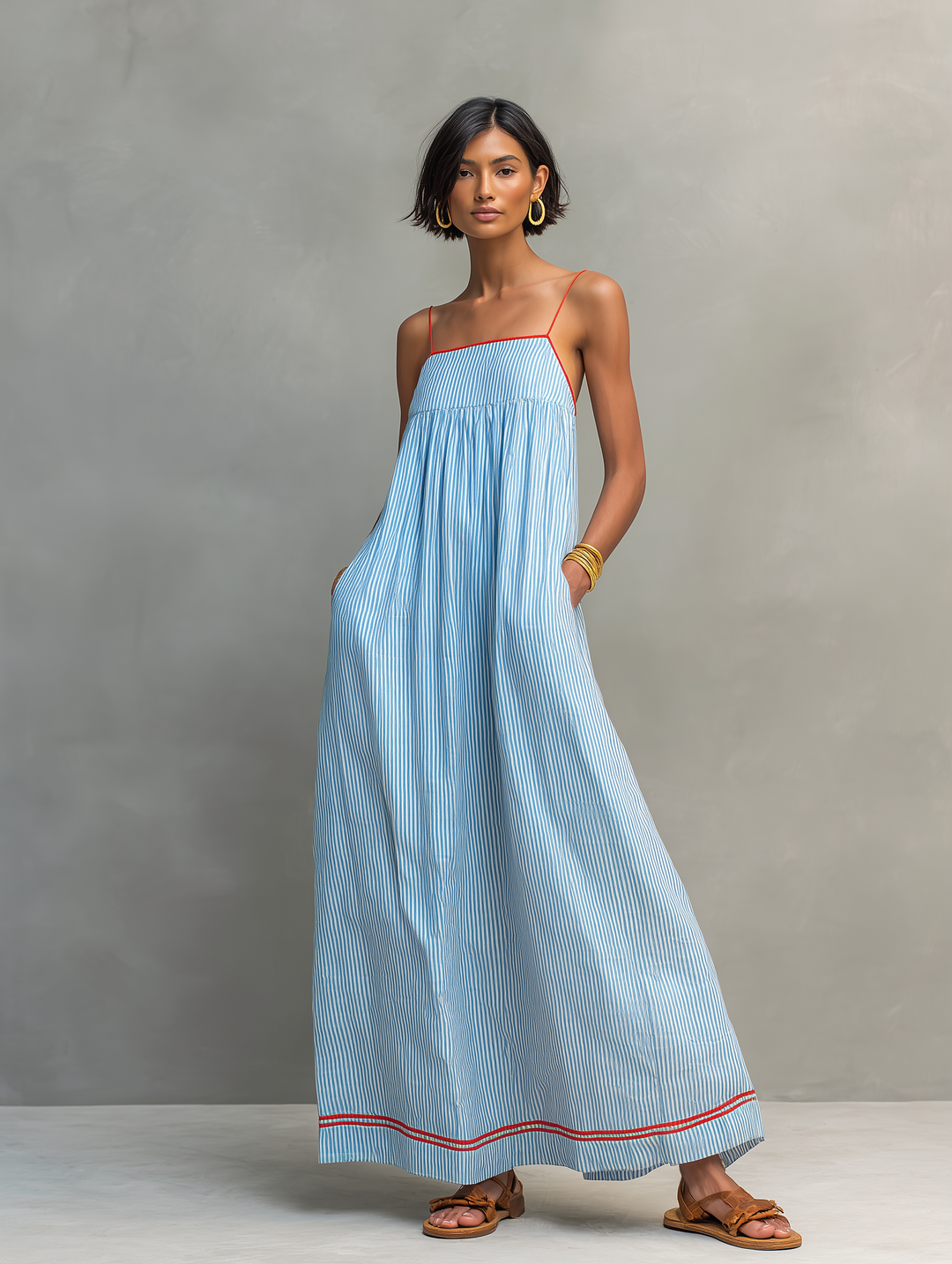 Minimalistisches, gestreiftes Maxikleid für Damen mit roten Akzenten und Spaghettiträgern