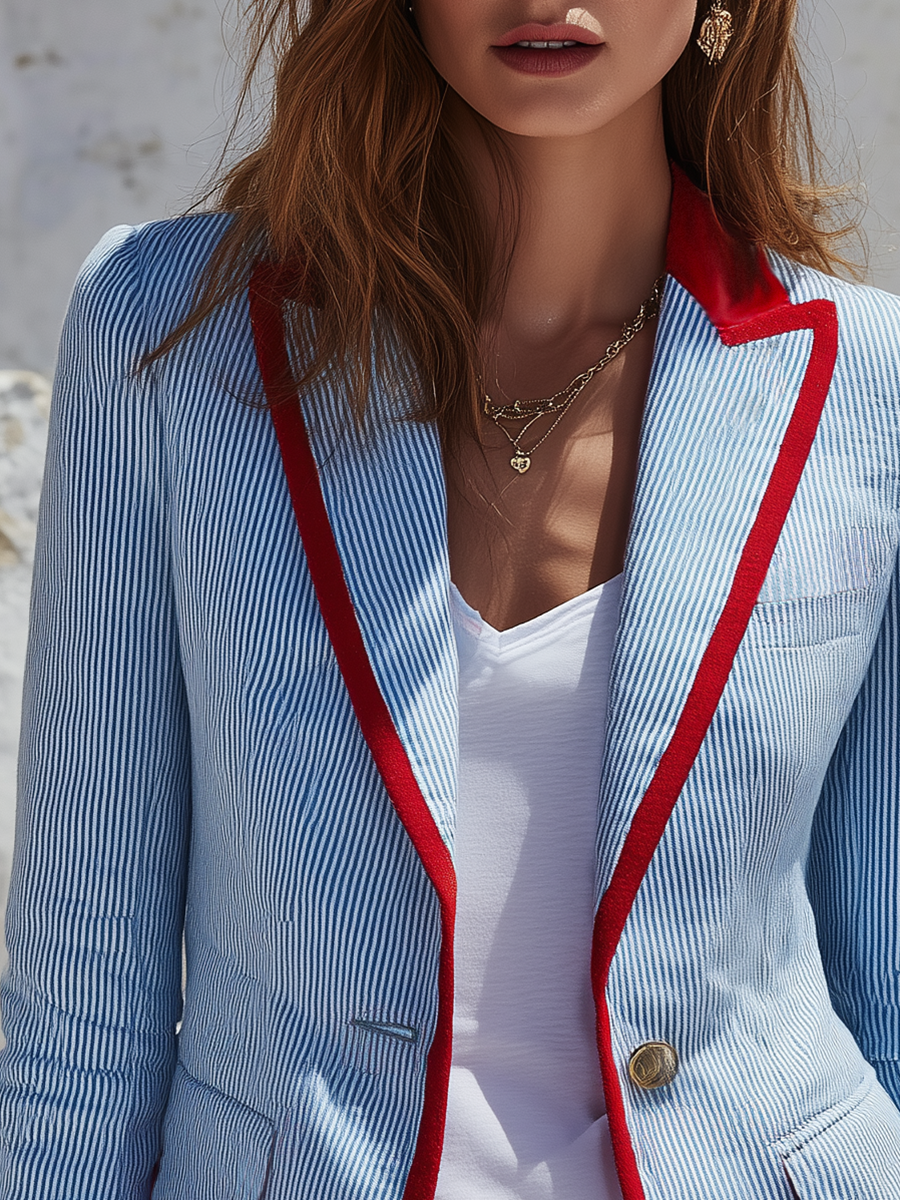Blazer de senhora às riscas, com mangas compridas, bolsos e botões