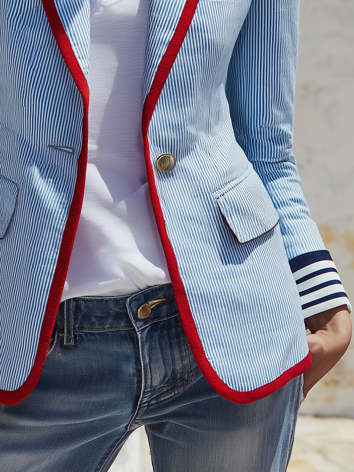 Blazer de senhora às riscas, com mangas compridas, bolsos e botões