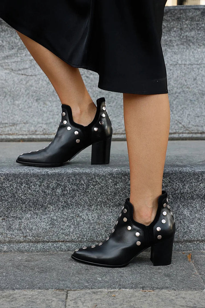 STIEFELETTE MIT Nieten UND BREITEM ABSATZ