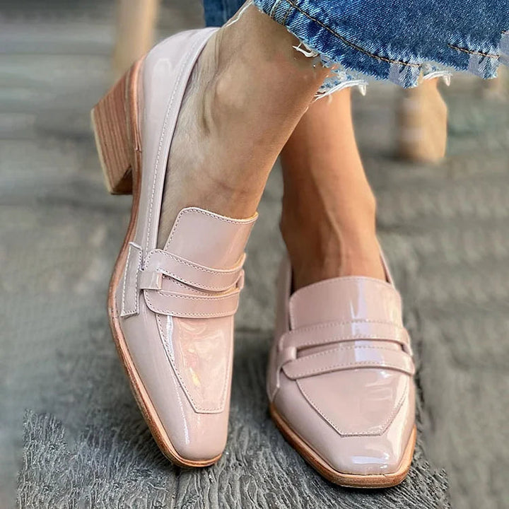MOCCASINS MIT BREITEM, GLÄNZENDEM ABSATZ