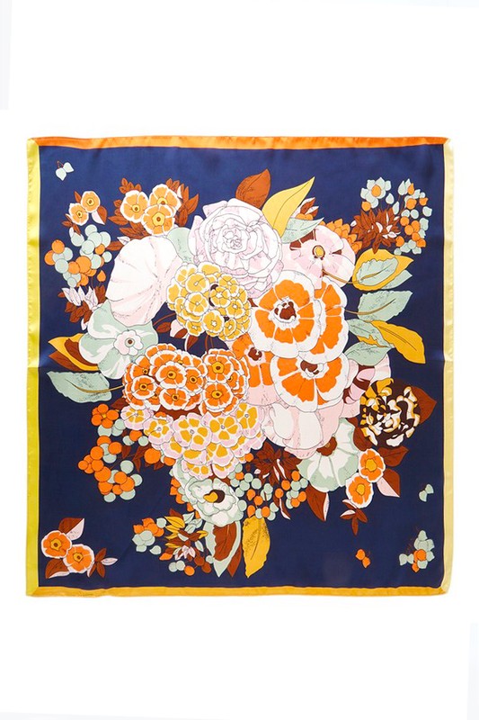 Quadratisches Tuch mit Blumenmuster