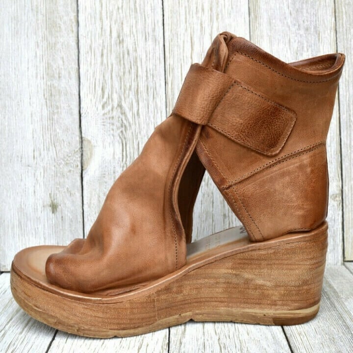 Ariana™ - Auffällige Keil-Sandalen