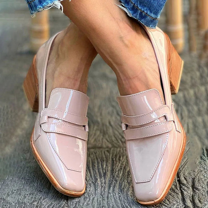 MOCCASINS MIT BREITEM, GLÄNZENDEM ABSATZ