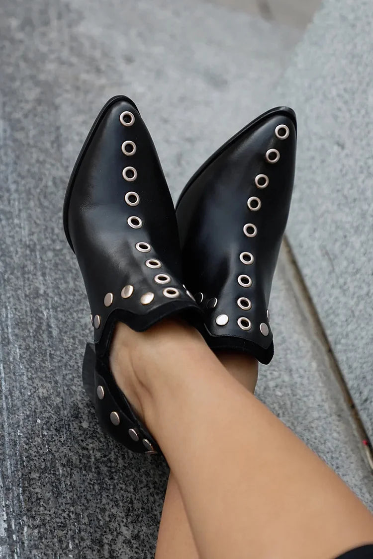 STIEFELETTE MIT Nieten UND BREITEM ABSATZ