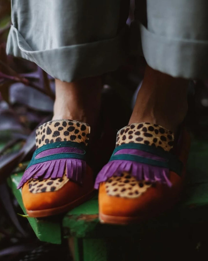 LOAFER MIT FRANSEN UND TIERDRUCK