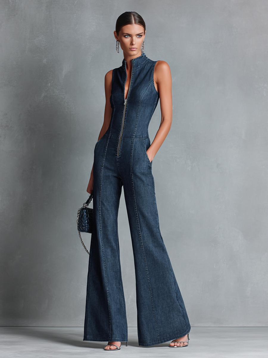 Dunkelblauer, ärmelloser Jumpsuit im Retro-Stil für Damen mit Stehkragen, ausgestelltem Schnitt und Reißverschluss vorne.