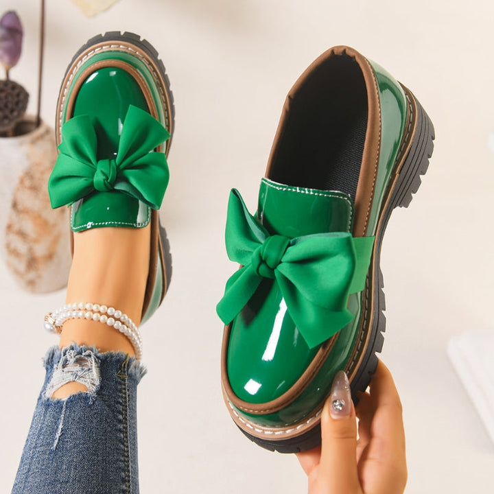 Glänzende grüne Slipper mit chunky gepolsterter Sohle