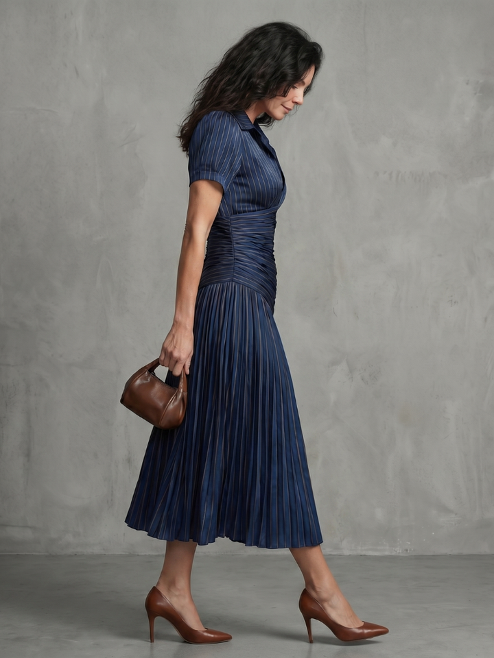 Theodora | Plissierter Taillenstreifen Midi-Kleid