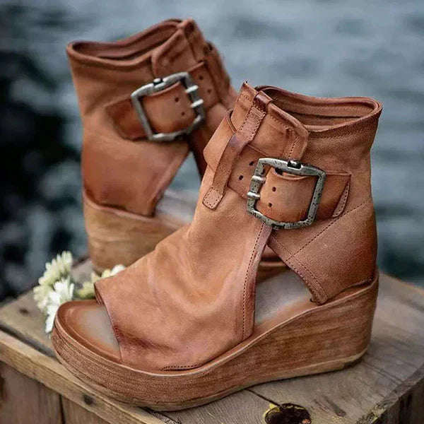 Ariana™ - Auffällige Keil-Sandalen