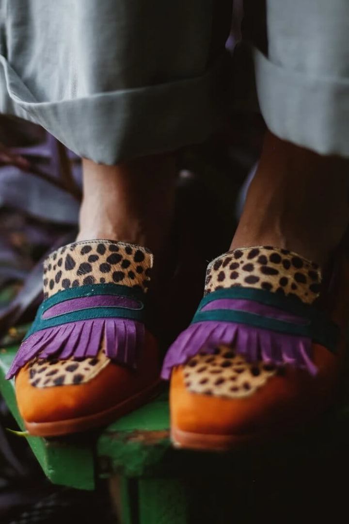 LOAFER MIT FRANSEN UND TIERDRUCK