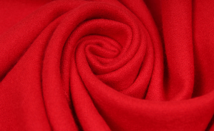 Roter Kaschmirschal mit weichem und warmem Material