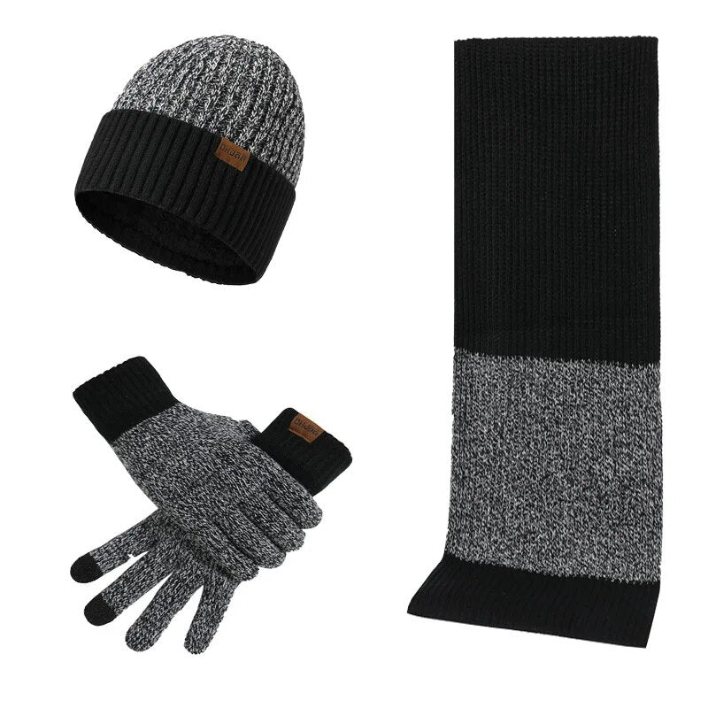 Strickset mit Wollmütze, Handschuhen und Schal