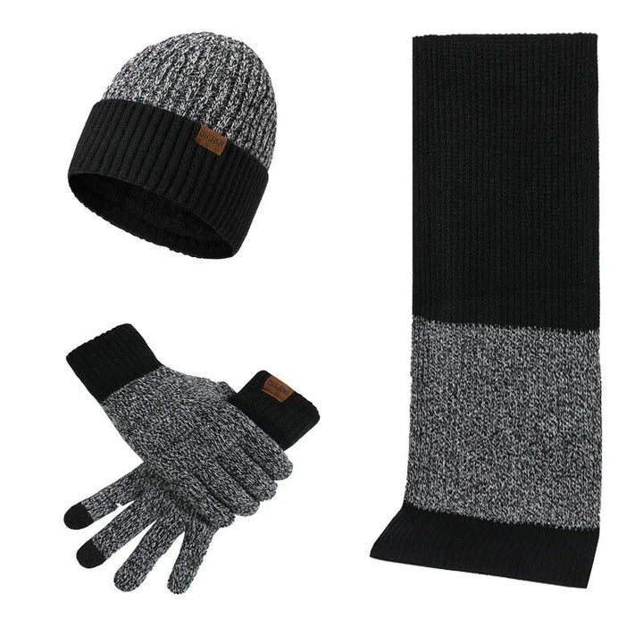Strickset mit Wollmütze, Handschuhen und Schal