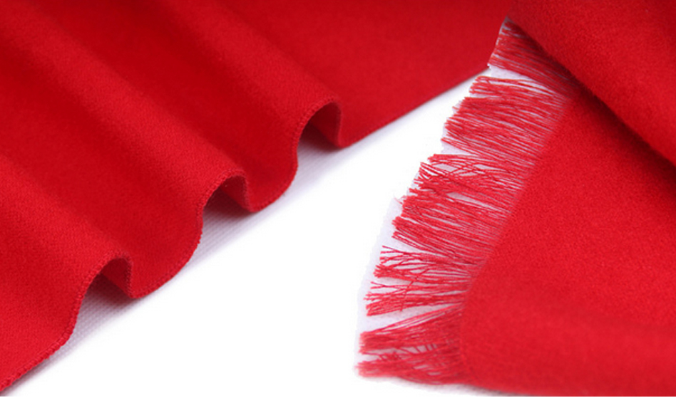 Roter Kaschmirschal mit weichem und warmem Material