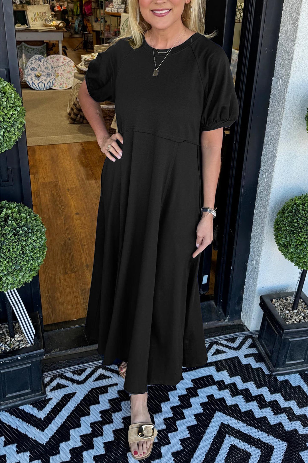 Elegantes Maxi-Kleid mit Puffärmeln und Rundhalsausschnitt