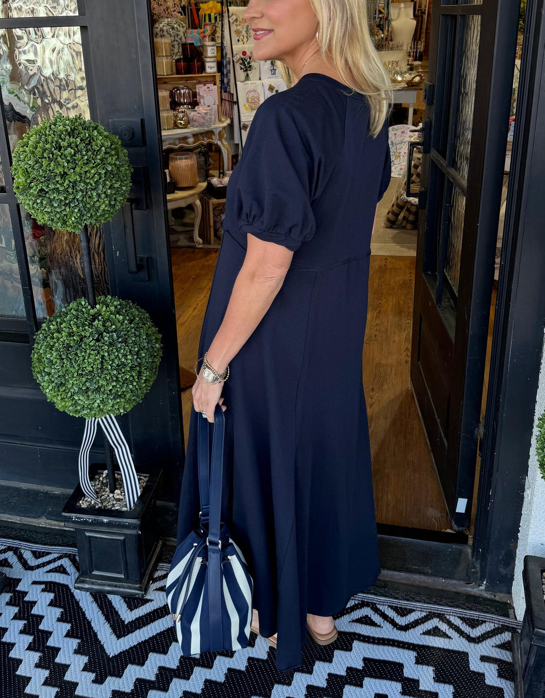Elegantes Maxi-Kleid mit Puffärmeln und Rundhalsausschnitt