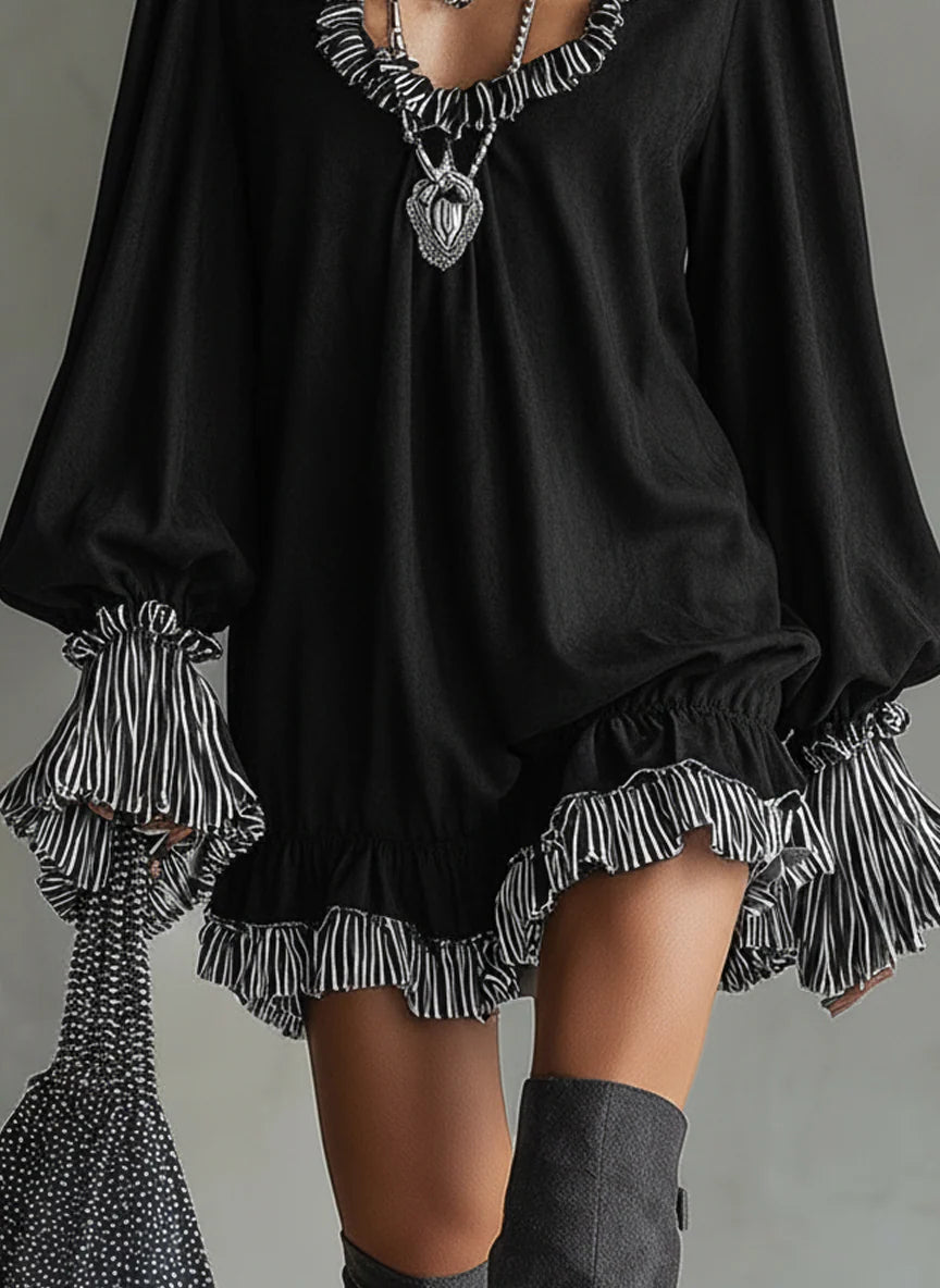 Faux-Suede-Minikleid mit schwarzen Streifen und Rüschendetails
