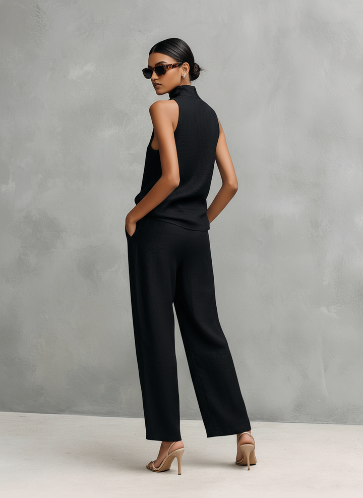 Elegantes Damen-Set in Schwarz mit rundem Ausschnitt, ärmellosem Oberteil und Hose.