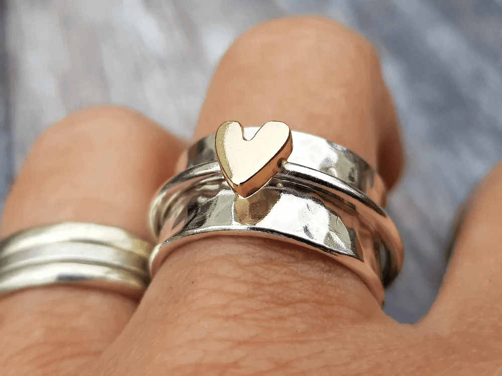 Mireia - Silberring mit goldenem Herzen