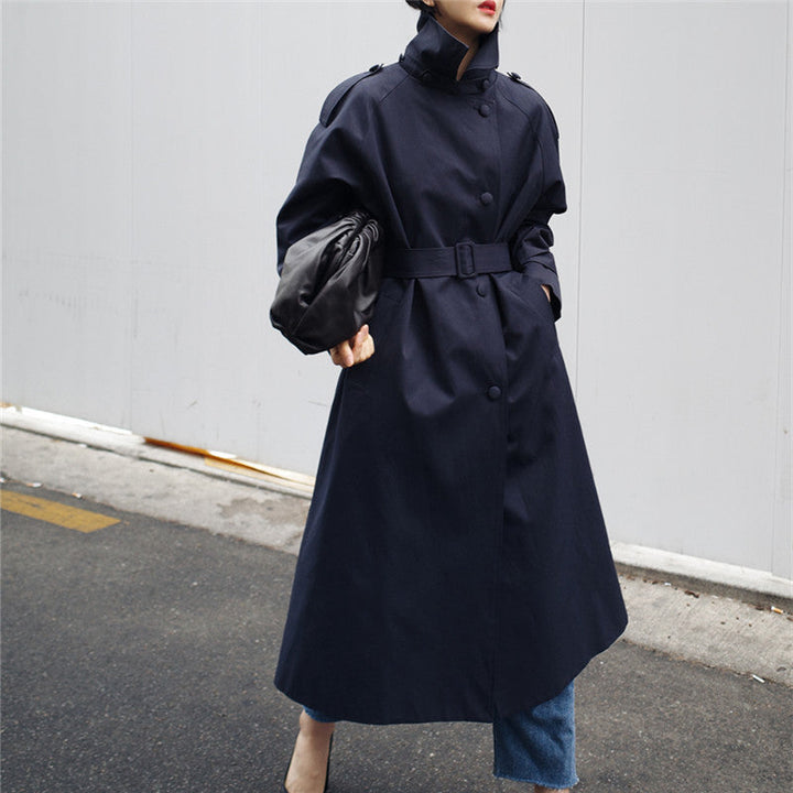 Gabardina de mujer de largo maxi con cuello alto de pie y cinturón para ajustar la cintura