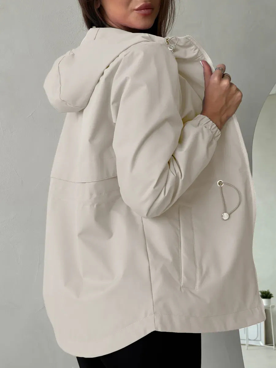 Damen Outdoorjacke mit anpassbarer Kapuze und geräumigen Taschen