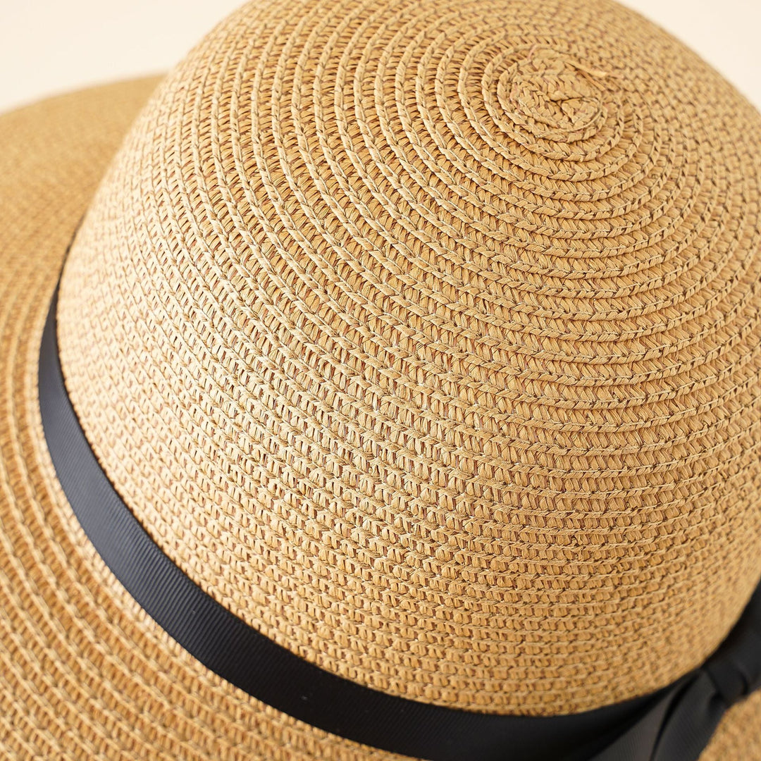 Sonnenhut mit breiter Krempe und Satinband