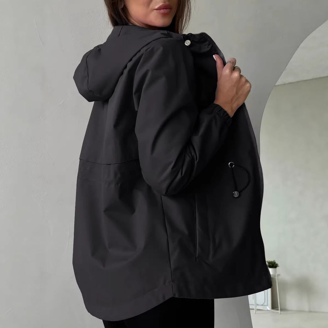 Damen Outdoorjacke mit anpassbarer Kapuze und geräumigen Taschen