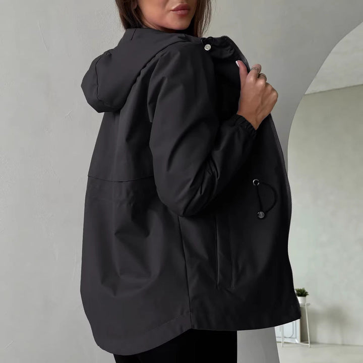 Damen Outdoorjacke mit anpassbarer Kapuze und geräumigen Taschen
