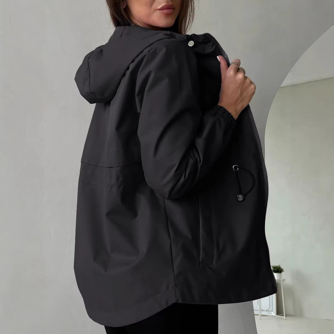 Damen Outdoorjacke mit anpassbarer Kapuze und geräumigen Taschen