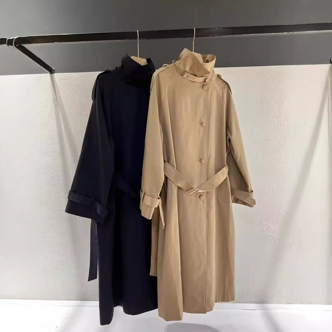 Gabardina de mujer de largo maxi con cuello alto de pie y cinturón para ajustar la cintura
