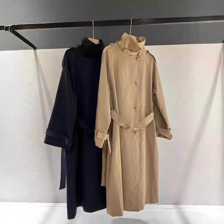 Gabardina de mujer de largo maxi con cuello alto de pie y cinturón para ajustar la cintura
