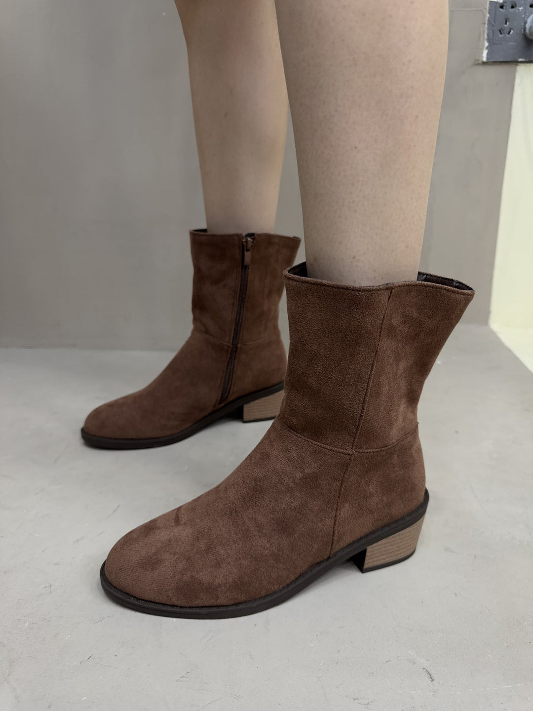 Botines de mujer con tacón cuadrado y cremallera