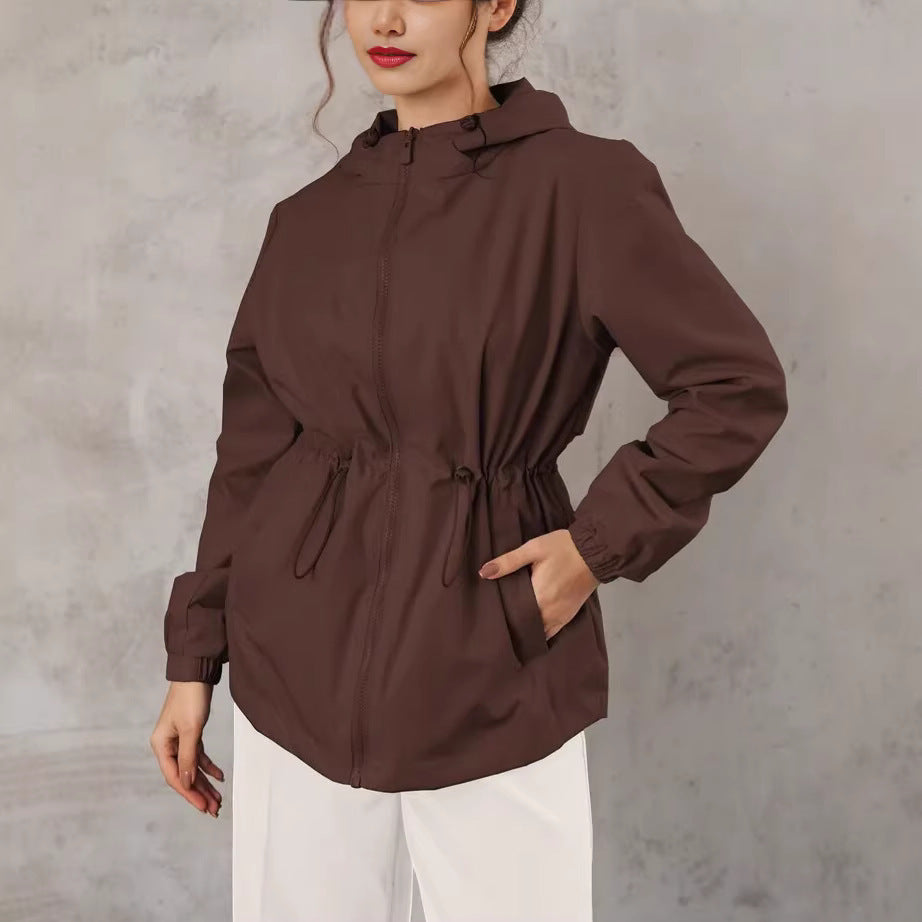 Damen Outdoorjacke mit anpassbarer Kapuze und geräumigen Taschen