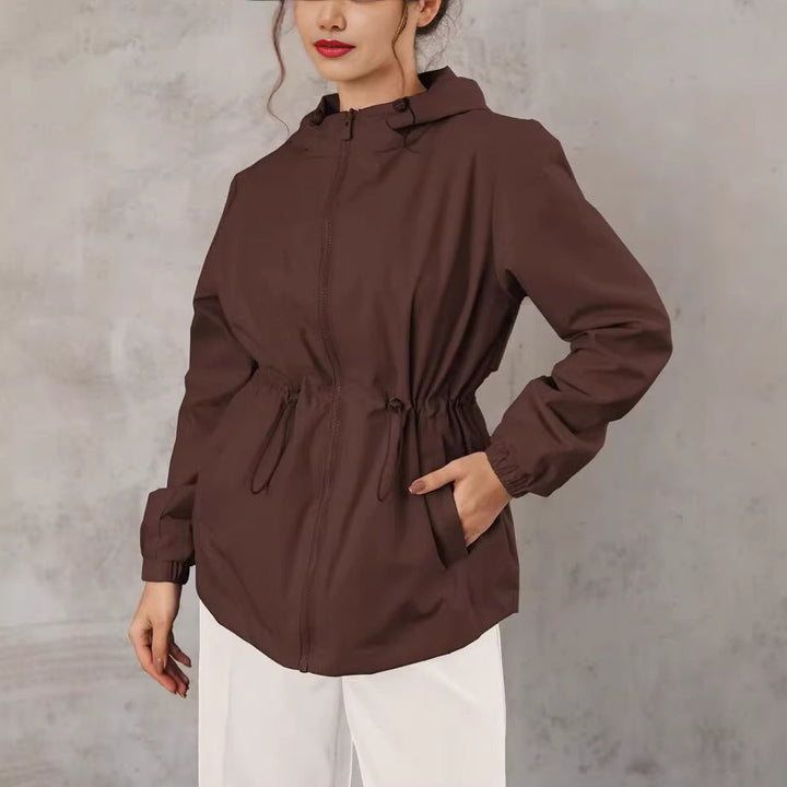 Damen Outdoorjacke mit anpassbarer Kapuze und geräumigen Taschen