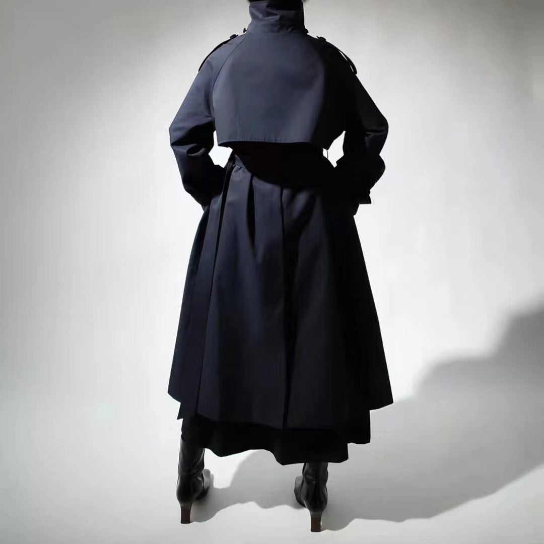 Gabardina de mujer de largo maxi con cuello alto de pie y cinturón para ajustar la cintura