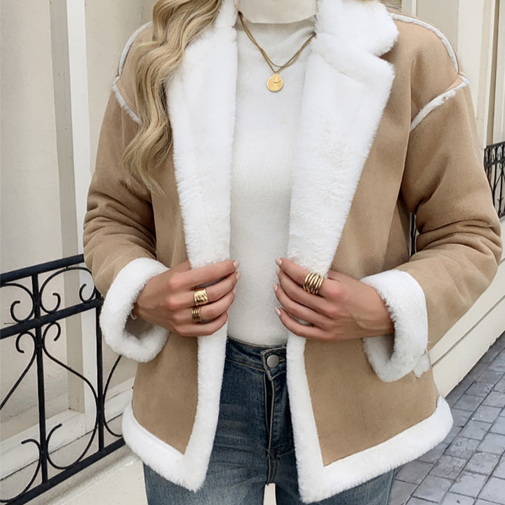Giacca da donna in peluche con colletto a revers e pratiche tasche