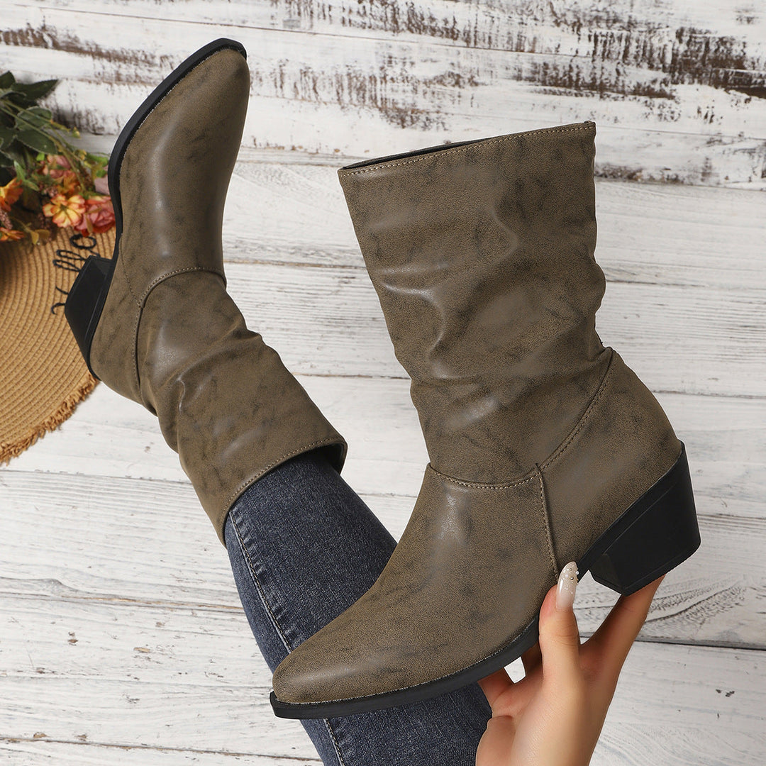 Botins femininos descaídos com salto largo e material fácil de cuidar