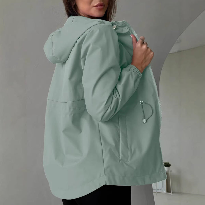 Damen Outdoorjacke mit anpassbarer Kapuze und geräumigen Taschen