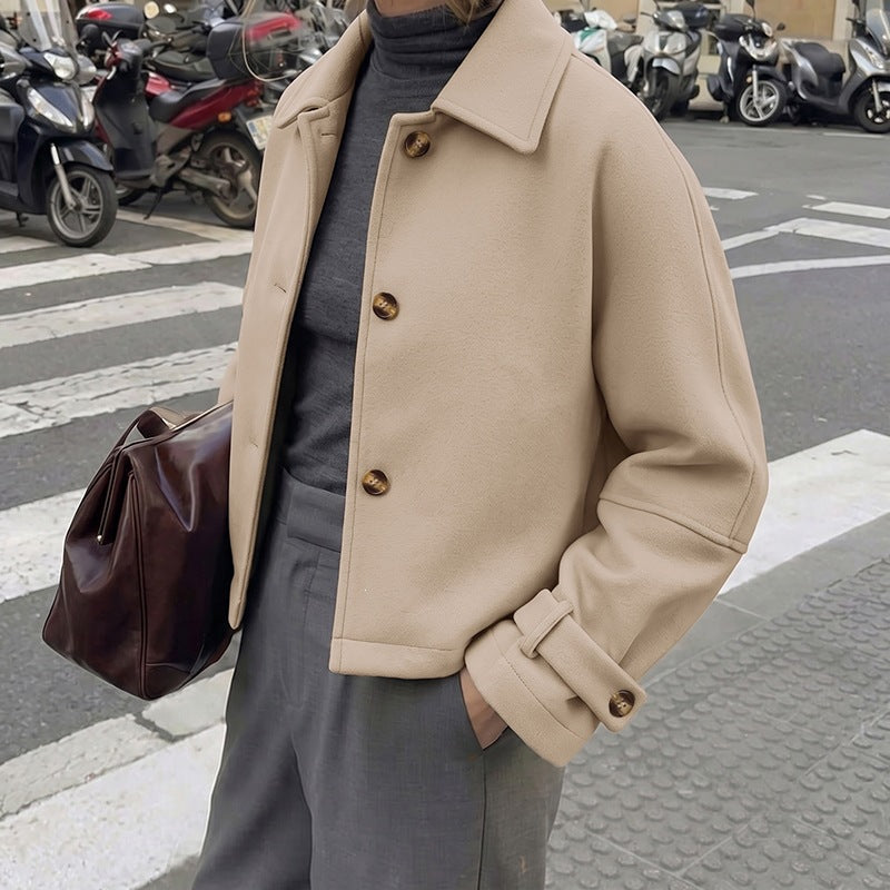 Women's short coat with shirt collar and adjustable cuffs