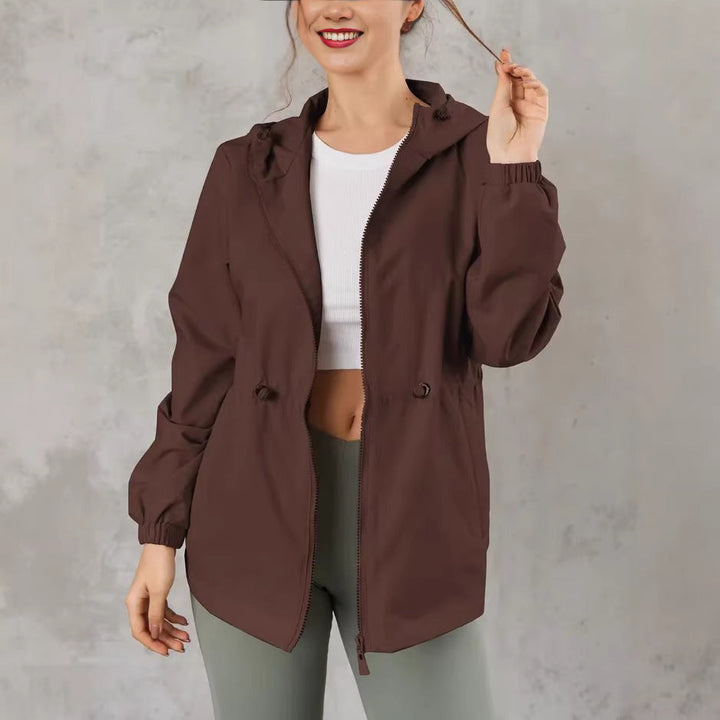 Damen Outdoorjacke mit anpassbarer Kapuze und geräumigen Taschen