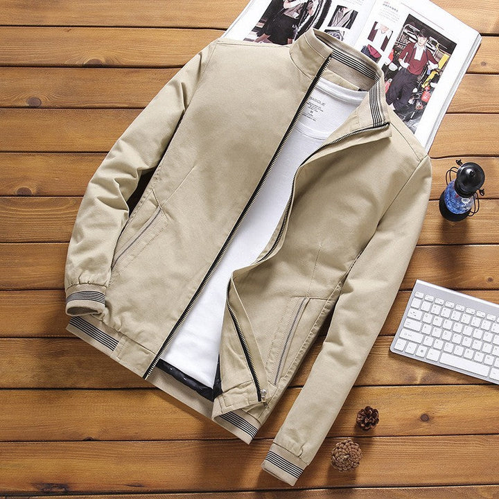 Miesten kevyt bomber-takki pystykauluksella ja raidallisilla resoreilla