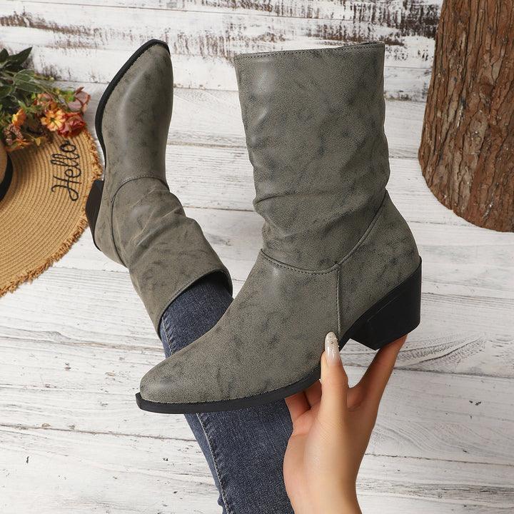 Botins femininos descaídos com salto largo e material fácil de cuidar