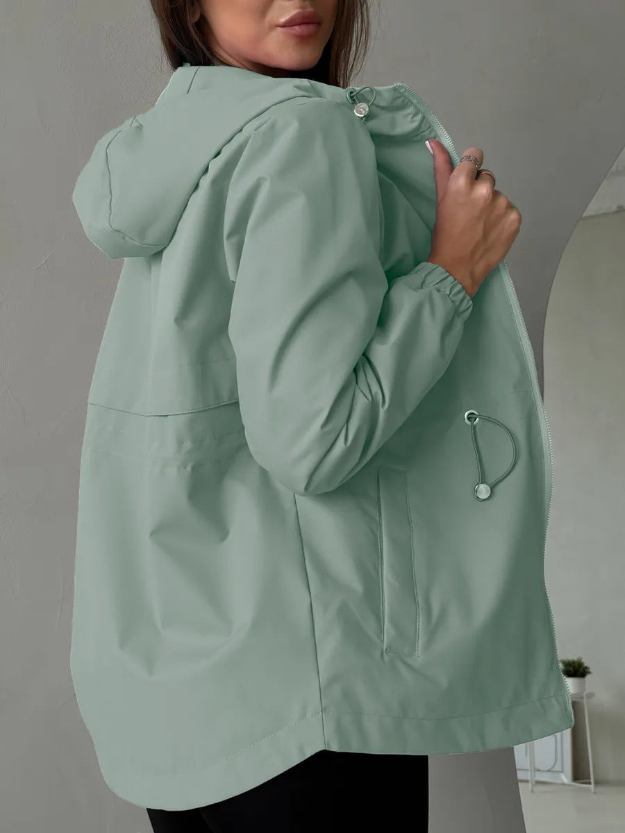 Damen Outdoorjacke mit anpassbarer Kapuze und geräumigen Taschen