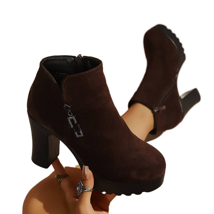Botins de senhora com salto grosso moderado e fecho de correr